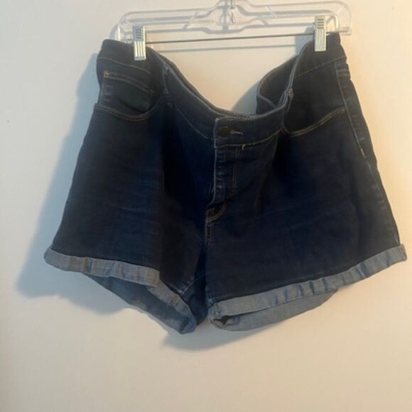 Ava & Viv 5 pocket Midi cuffed shorts, size 22W - Picture 1 of 3